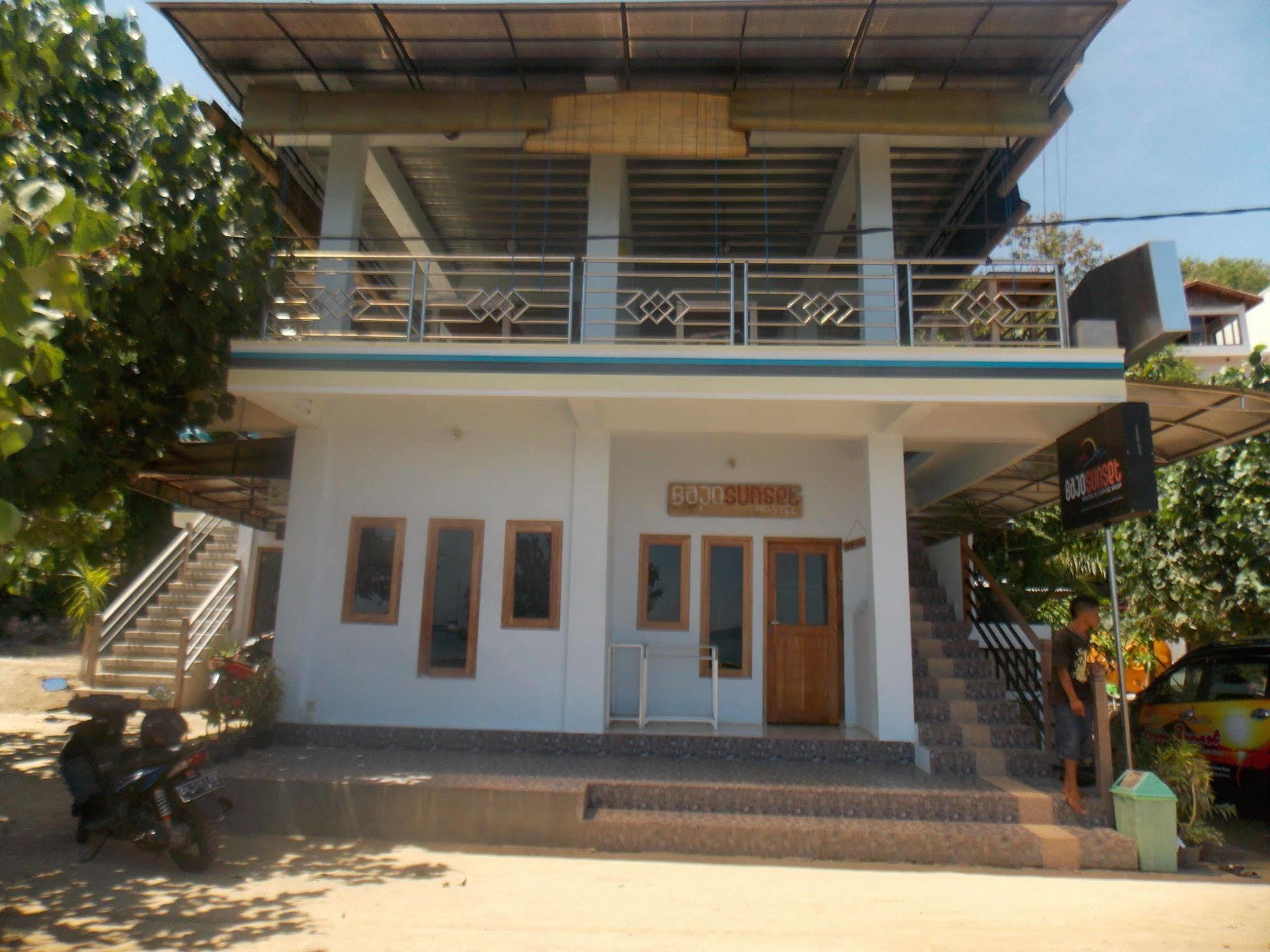 Bajo Sunset Hostel Labuan Bajo Exterior photo
