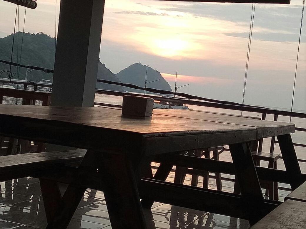 Bajo Sunset Hostel Labuan Bajo Exterior photo