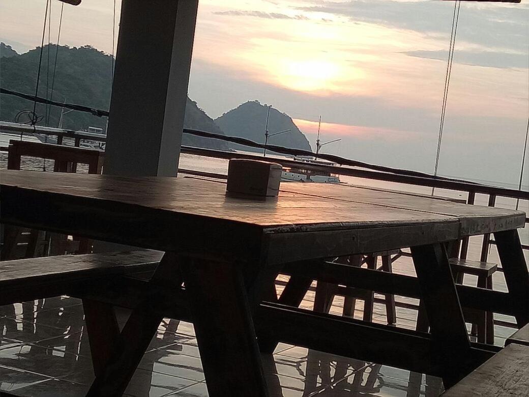 Bajo Sunset Hostel Labuan Bajo Exterior photo